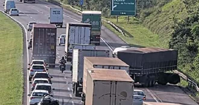 Caminhão faz o “L” durante acidente na Bandeirantes